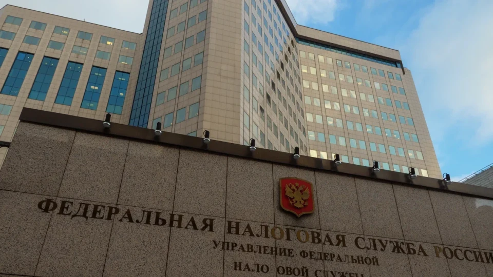 Налоговые органы активнее выявляют случаи перерегистрации бизнеса ради ухода от НДС: владельцам ИП грозят доначисления, пени и штрафы, а на фоне роста дефицита бюджета обостряется давление на малый бизнес.