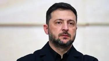 Президент Украины заявил, что российские силы продолжают боевые действия вопреки соглашениям: за последние сутки — более 150 штурмовых действий, сотни обстрелов и почти 10 тысяч ударов дронами-камикадзе. Украина пока воздерживалась от дальнобойного ответного удара.
