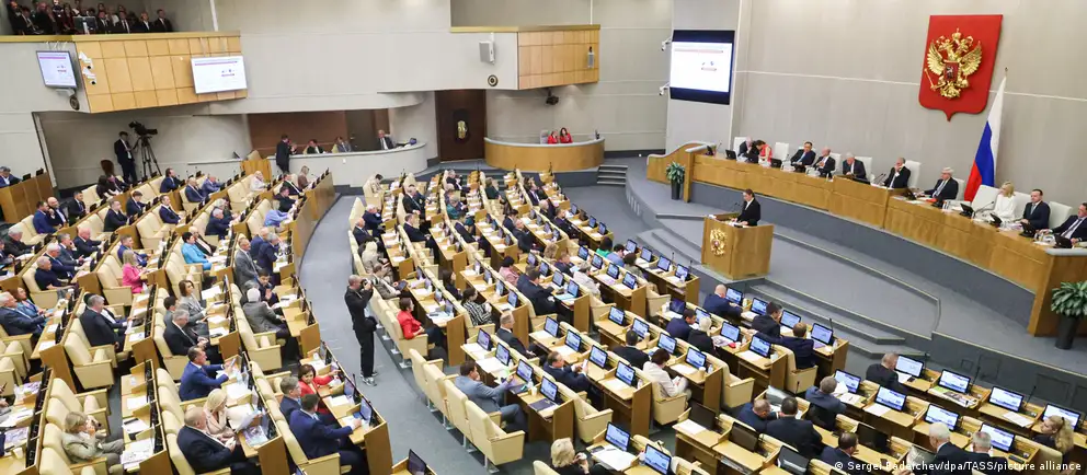 Депутаты поддержали поправки в КоАП: в список оснований для административного выдворения включили участие в несогласованных митингах, «дискредитацию» армии, призывы к санкциям и другие нарушения.