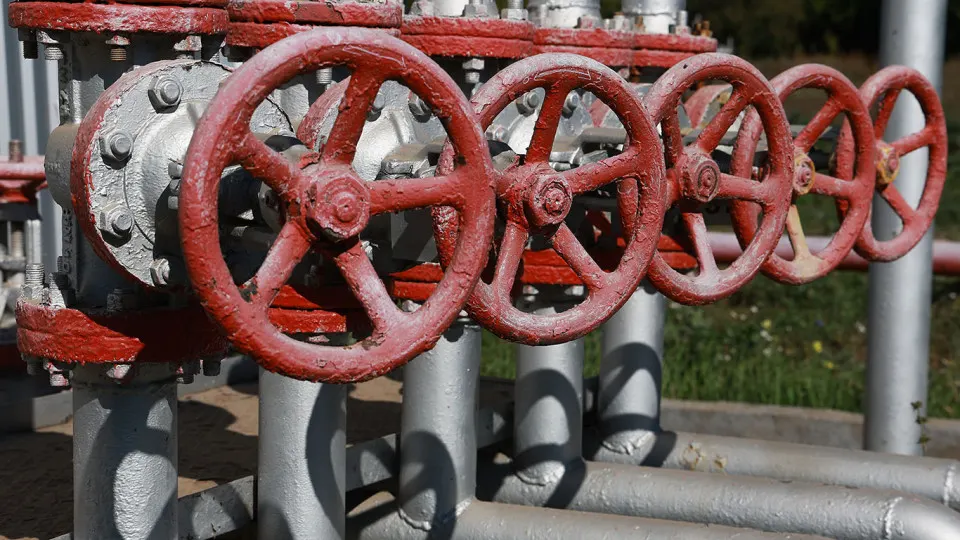 По итогам апреля производство нефти сократилось до минимального уровня с 2020 года. Причины — удары по экспортной инфраструктуре и проблемы с переработкой, что уже отражается на экспорте и бюджетных поступлениях.