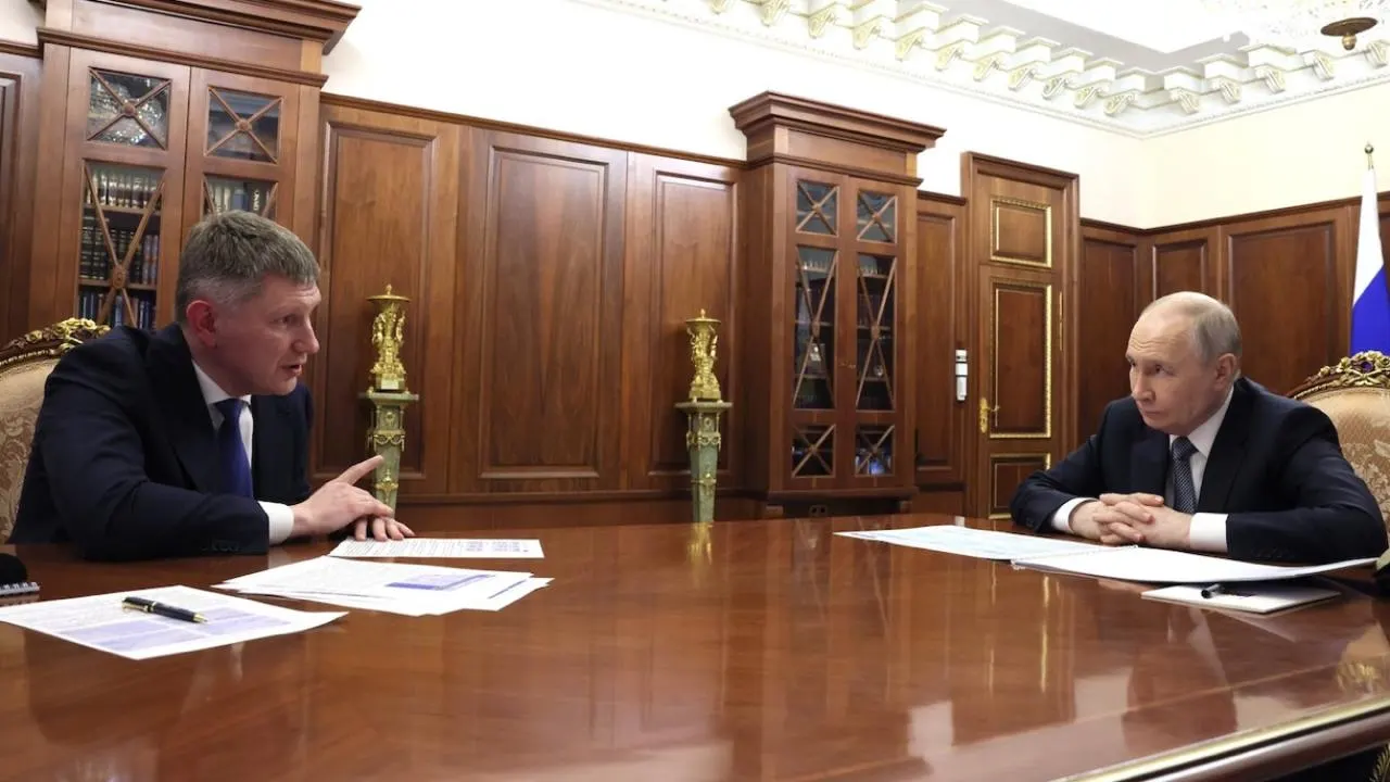 Глава Минэкономразвития Максим Решетников заявил на встрече с президентом, что Россия сократила разрыв по ВВП на душу населения и по темпам роста превзошла американскую экономику, несмотря на санкции; при этом МВФ указывает на значительное отставание по уровню ВВП на душу населения.