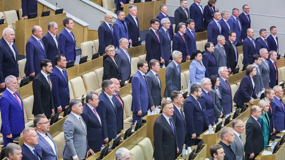Государственная Дума приняла поправки, позволяющие президенту направлять российские войска за границу для защиты граждан РФ от ареста, задержания и преследования; закон принят единогласно.