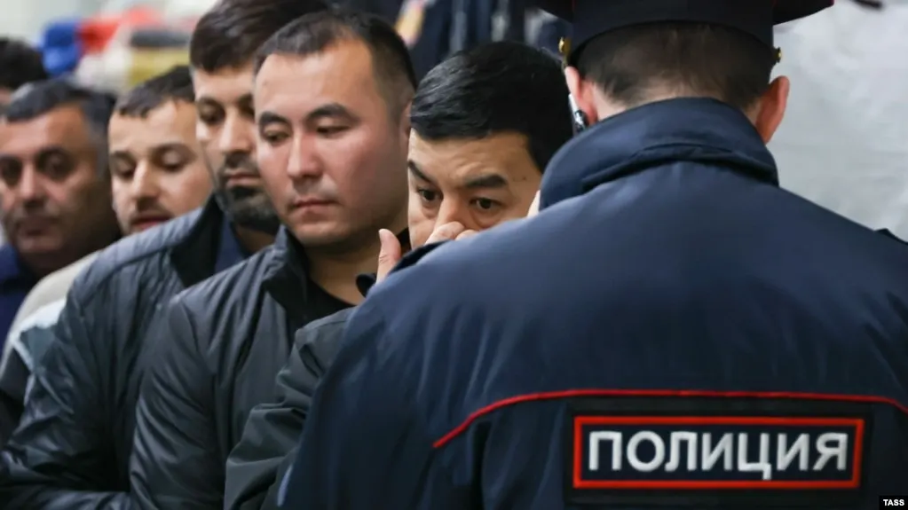 Законопроект предлагает внести в КоАП новые положения, позволяющие выдворять из России иностранцев и лиц без гражданства за ряд административных правонарушений — от участия в несогласованных митингах до «дискредитации» вооружённых сил и призывов к санкциям.