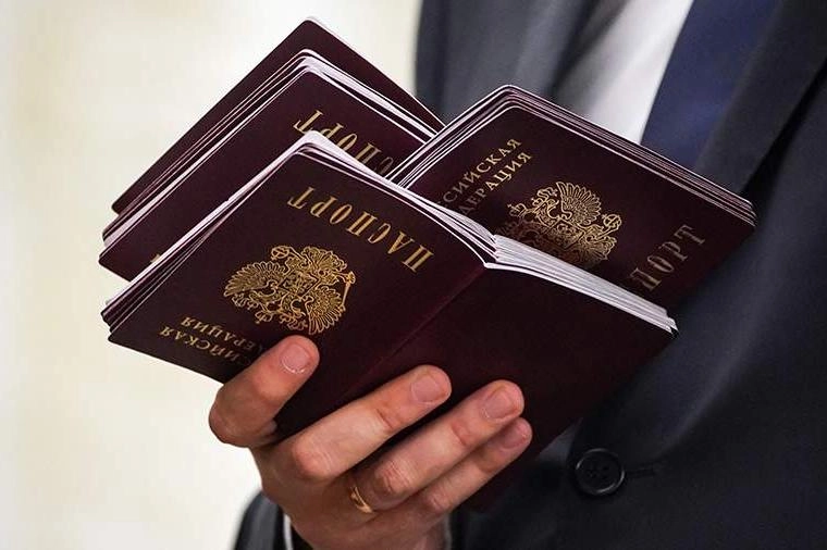 Депутаты от «Единой России» планируют внести поправки, позволяющие выдавать РВП, ВНЖ и гражданство иностранцам, если их осудили за поддержку российской политики за рубежом.