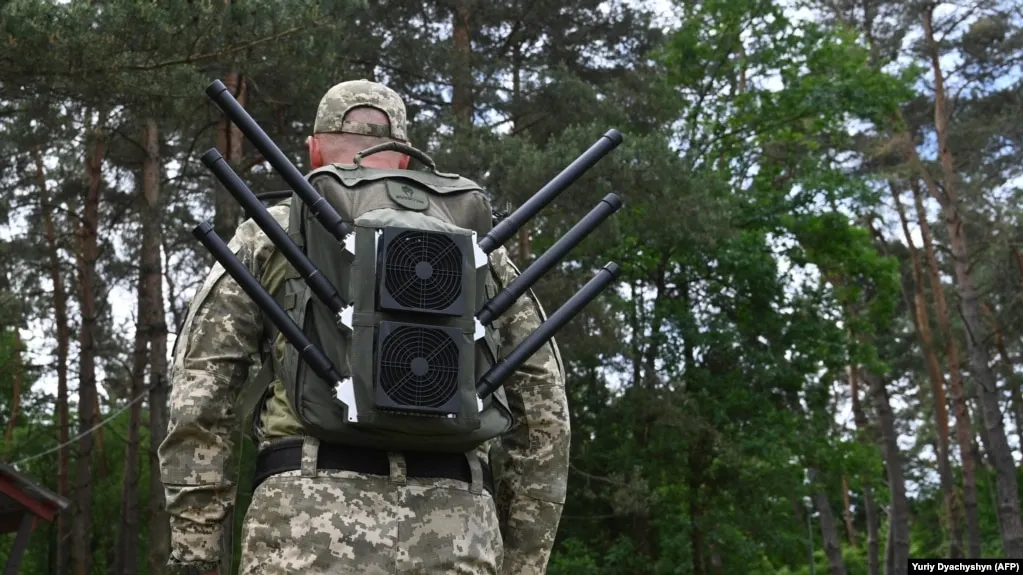 В ночь на 26 июня украинские беспилотники атаковали несколько регионов РФ: поражён химический завод в Новомосковске, зафиксированы пожары и перебои с электроснабжением, власти сообщают о сотнях сбитых дронов.