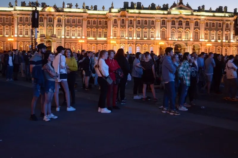 В конце июня в Санкт-Петербурге состоится «Алые паруса» для около 66 тысяч выпускников, власти утвердили 300 приоритетных образовательных программ и расширили число бюджетных мест; параллельно Смоленск проведёт праздник Дня молодёжи.