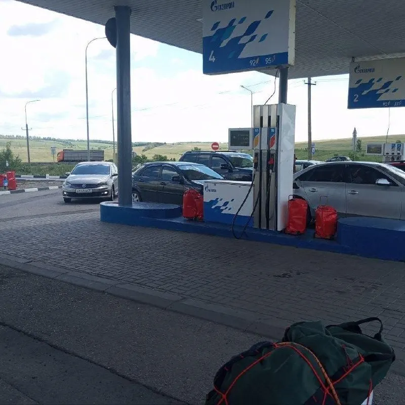 После утреннего ракетного удара по неработавшему заводу в Алексеевском округе жители Белгородской области и Белгорода сообщают о длинных очередях на автозаправках; местные ресурсы просят не создавать ажиотаж и не запасаться топливом.