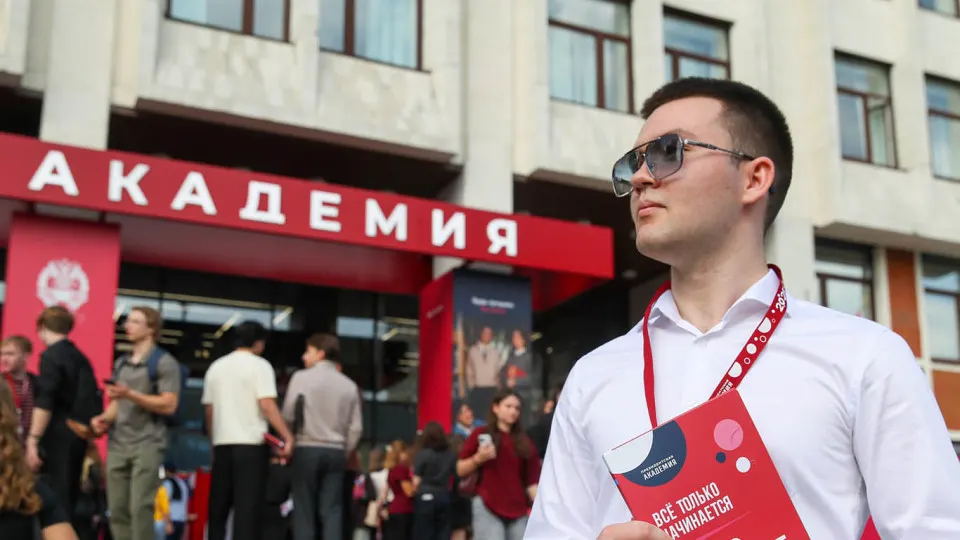 Московский филиал РАНХиГС разослал предложение о годичной службе в добровольческом отряде для защиты неба от БПЛА: выплаты, премии за сбитые дроны и соцгарантии. Похожие объявления появились и в других столичных учебных заведениях на фоне кампании по привлечению студентов в войска беспилотных систем.