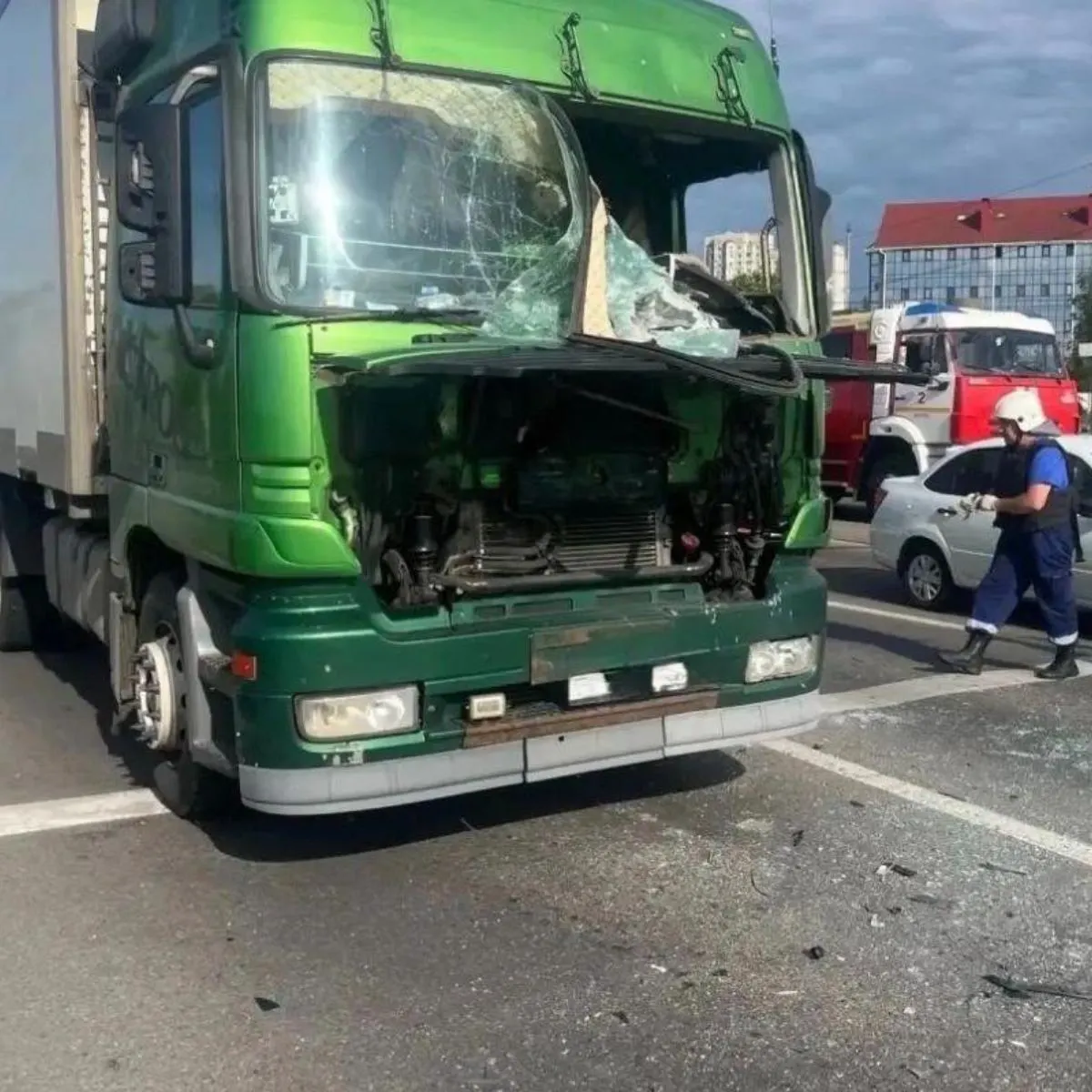 В результате удара беспилотного аппарата по грузовому автомобилю в Белгороде водитель скончался на месте.