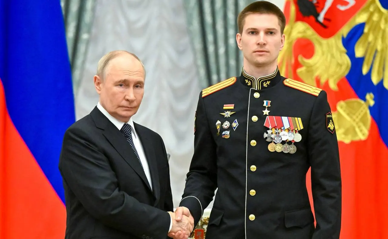 В Кремле президент лично наградил подполковника Ивана Берестовского «Золотой Звездой» за мужество в ходе специальной военной операции: он дважды был ранен, уничтожил несколько танков и участвовал в освобождении более 40 населённых пунктов.