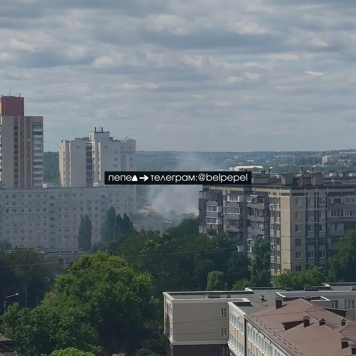В районе улицы Левобережная в Белгороде поднимается столб дыма. Официальной информации о причинах возгорания пока нет.