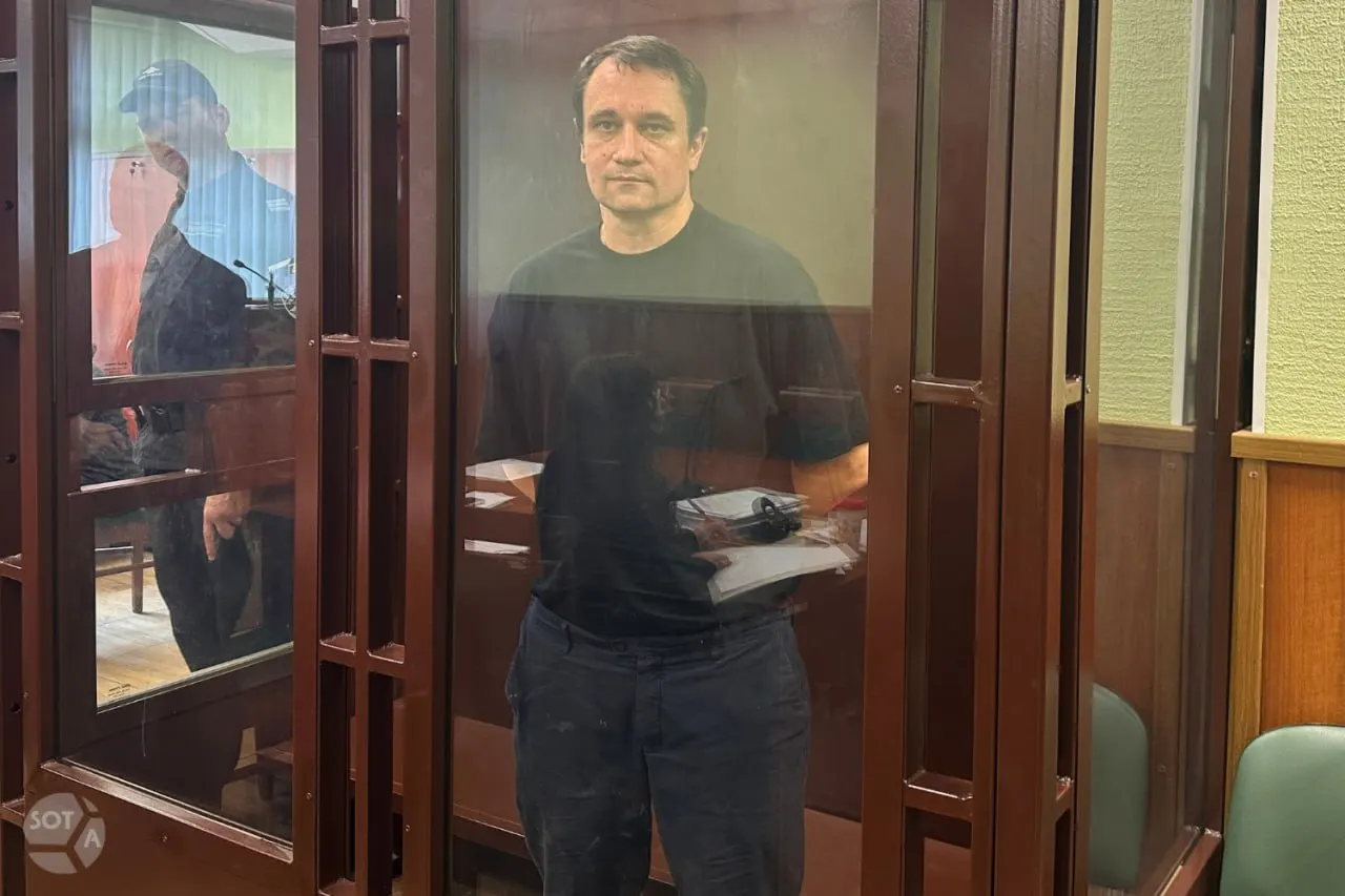 Фрунзенский районный суд Санкт-Петербурга признал 48‑летнего сотрудника Росреестра виновным в распространении фейков об армии и назначил ему пять лет колонии общего режима. Обвинение просило восемь лет.