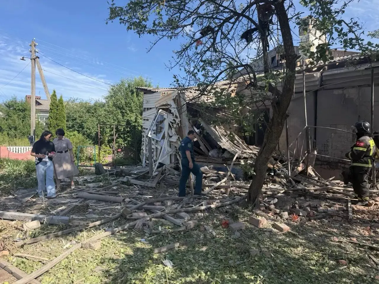 В нескольких округах Белгородской области ранены и госпитализированы жители, повреждены дома, транспорт и социальные объекты, сообщают местные власти.