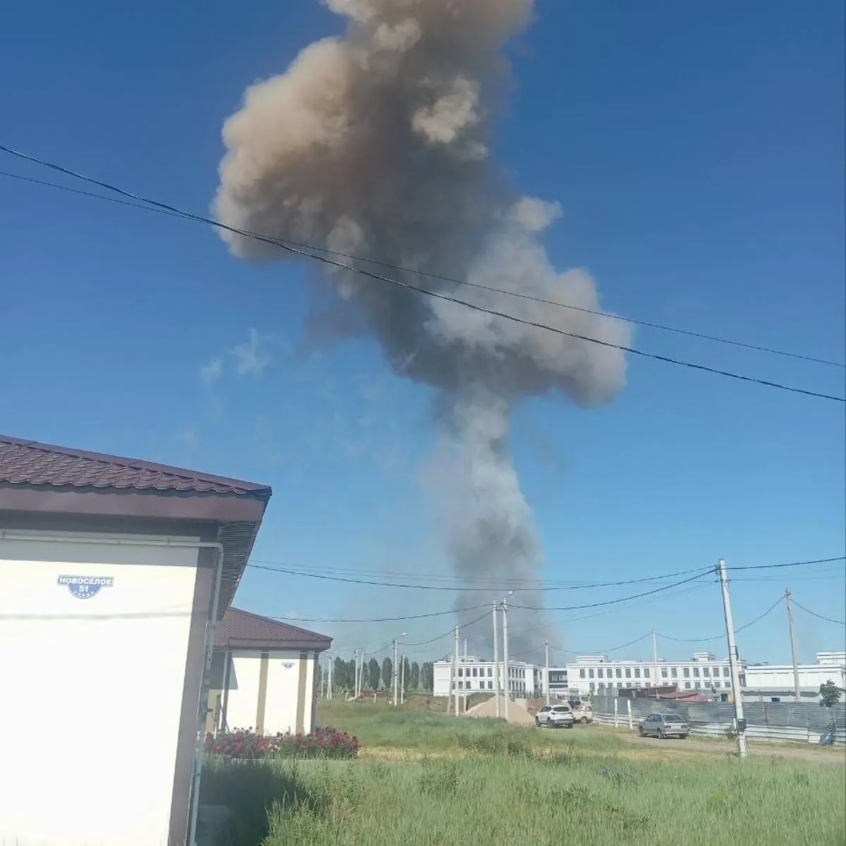 После взрыва склада в селе Беловское Белгородского округа пострадали жилые дома, соцобъекты и торговые точки; в Белгороде зафиксированы повреждения остекления в жилых и коммерческих зданиях.