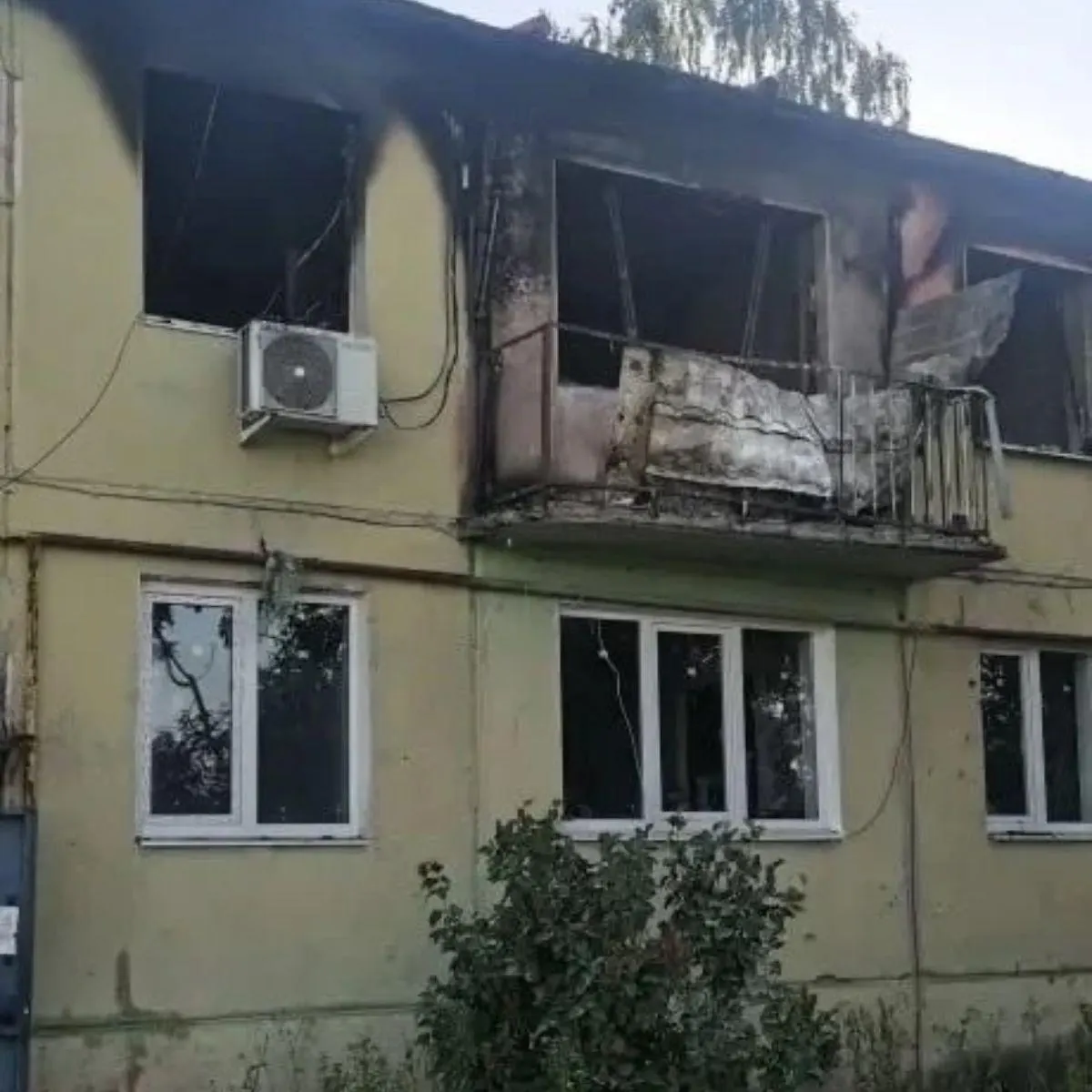 В нескольких округах Белгородской области зафиксированы пожары и повреждения имущества после ударов беспилотников. Сообщается о повреждённых автомобилях, домах и коммерческих объектах.