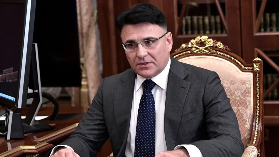 Руководитель крупного медиахолдинга считает, что квоты на иностранные картины помогут отсеять «посредственные» фильмы и освободить экранное время для российских лент. Идею ранее поддерживали деятели кино и президент поручил ускорить решение по квотам.