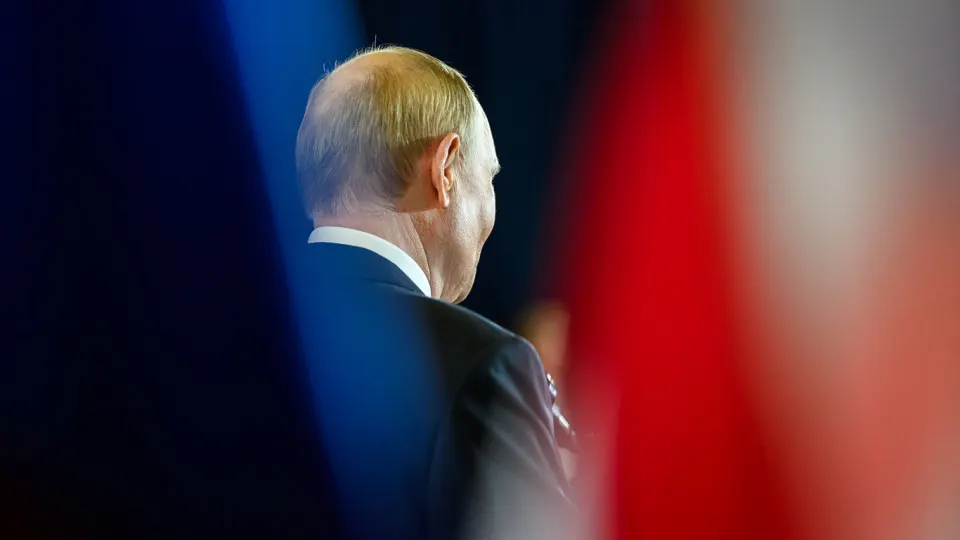 Исследователь перестал публиковать «открытый» рейтинг доверия президента — показатель опустился до рекордно низких 29,5%. При этом «закрытые» опросы показывают заметно более высокий уровень доверия, а одобрение деятельности властей демонстрирует иную динамику.