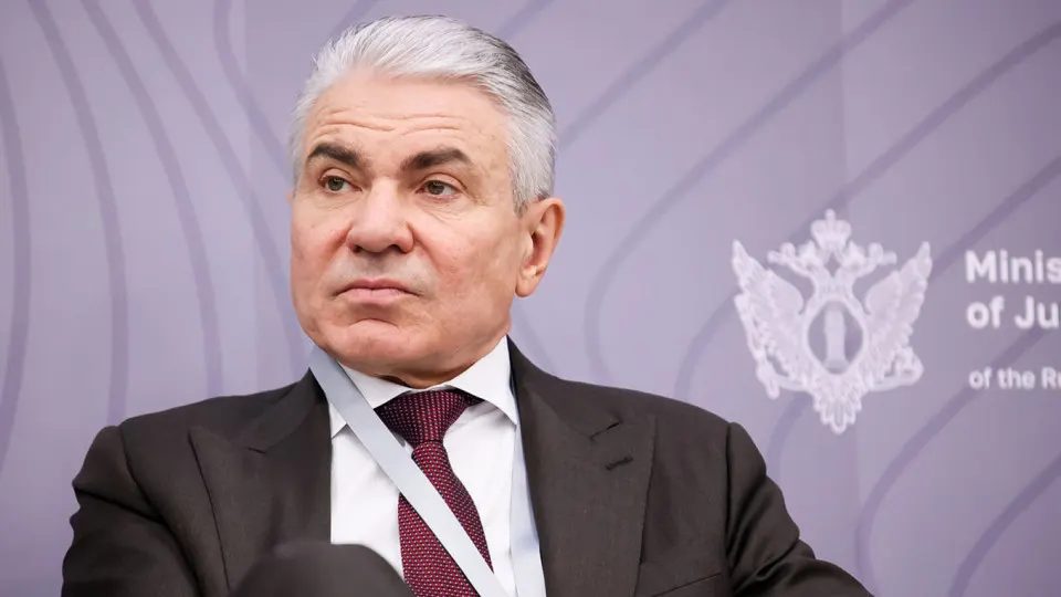 Заместитель министра юстиции Олег Свириденко призвал обязать крупнейших разработчиков нейросетей внедрить механизмы, которые не позволят ИИ повторять вредную деятельность иностранных агентов, и предложил закрепить ответственность за такие фильтры на владельцах моделей.