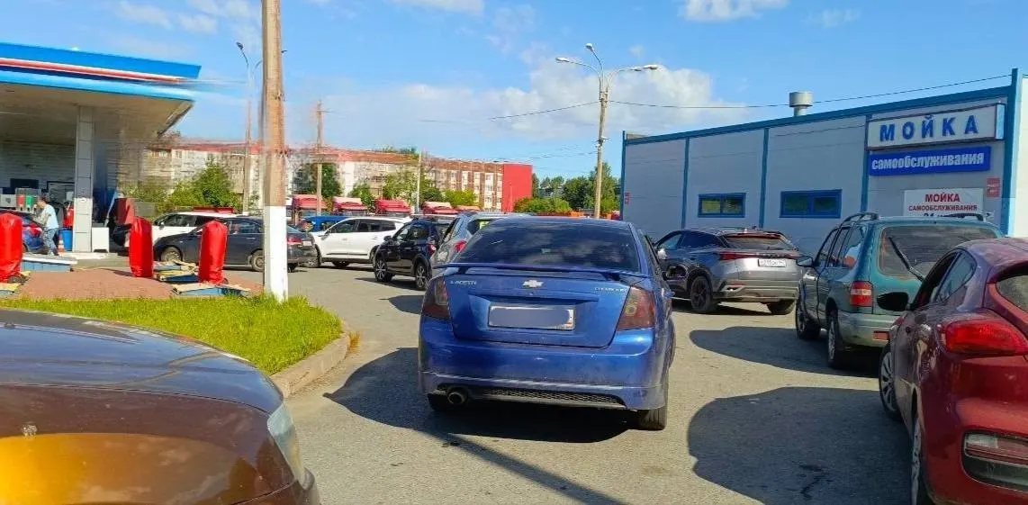 АЗС в Санкт‑Петербурге, Казани, Барнауле, Тюмени и ряде областей ограничили отпуск топлива до 30–40 литров; в Белгороде популярные марки практически исчезли с колонок.
