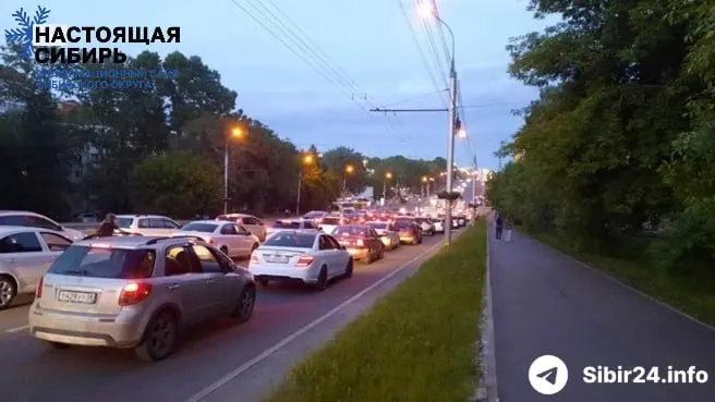 В ряде сибирских регионов введены жёсткие лимиты на бензин; в Иркутске очереди на заправках достигают 3–4 км, люди ждут по 8–9 часов.