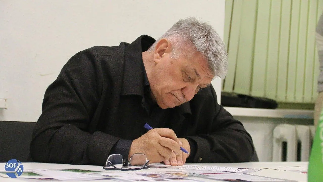 Президент выразил благодарность за вклад в кинематограф. При этом в последние годы работы Сокурова в России сталкиваются с ограничениями: фильмы не получают прокатных удостоверений, а режиссёра исключили из Совета по развитию кинематографии.