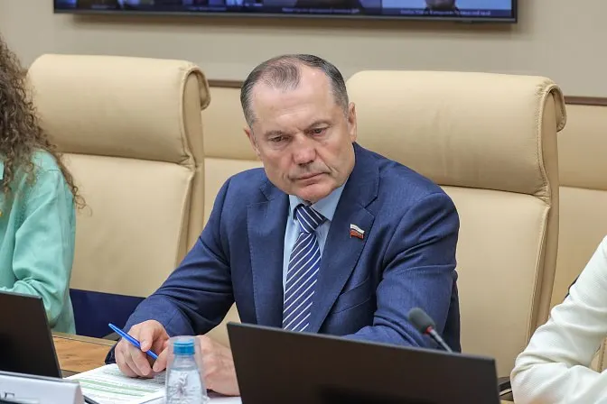 В Совфеде предложили законодательно закрепить формат, при котором студенты вузов и колледжей будут проводить на базовых предприятиях до 50% учебного времени. Инициатива мотивируется низкой готовностью выпускников к работе, но вызывает вопросы об оплате и защите прав учащихся.