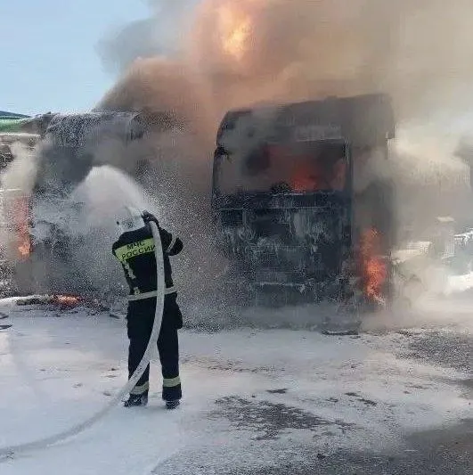 В посёлке Прохоровка Белгородской области при взрыве на автозаправочной станции, вызванном ударом беспилотника, один мужчина получил контузию; на территории загорелись три грузовых автомобиля и оборудование, обстоятельства происшествия уточняются.