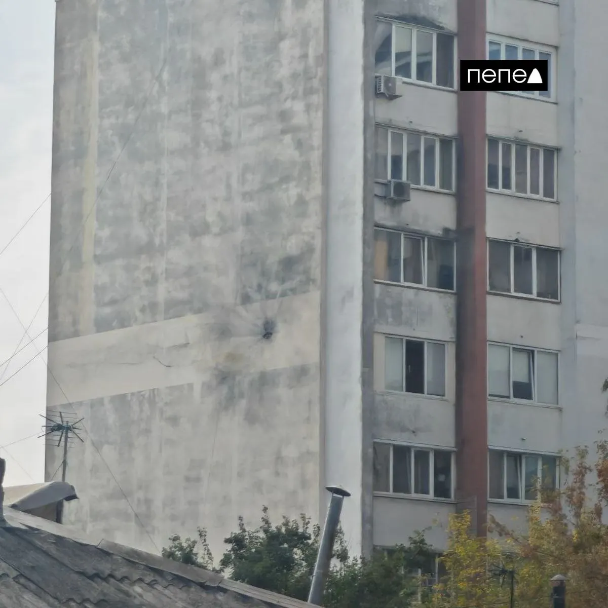 Семья на Белгородском проспекте закрыла пробоину в стене и оплатили внешний ремонт сами — раньше они заделали отверстие изнутри монтажной пеной. Компенсаций и оперативной помощи от ведомств не последовало.