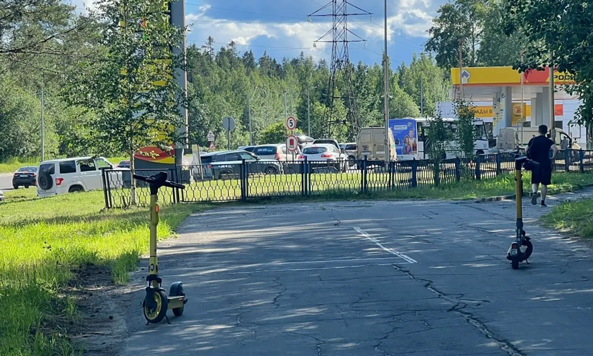 В нескольких регионах страны сохраняется дефицит автомобильного топлива: на АЗС вводят лимиты и запрещают продажу в канистры, очереди не сокращаются, а в некоторых городах фиксируют случаи хищения бензина.