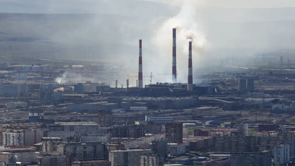 Минэкономразвития зафиксировало сокращение объёмов промышленного производства в мае на 0,7% в годовом выражении; ключевыми факторами стали падение выпуска нефтепродуктов и стагнация несырьевого сектора.
