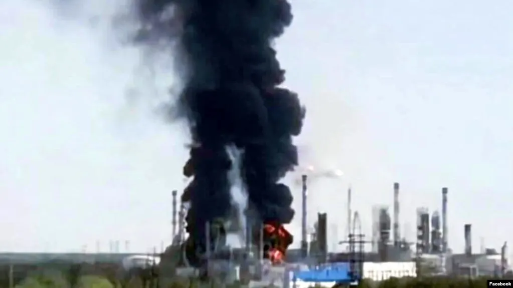 25 июля Тюменский нефтеперерабатывающий завод приостановил переработку нефти после удара беспилотника: на предприятии произошёл пожар, сроки возобновления работы пока не сообщают.