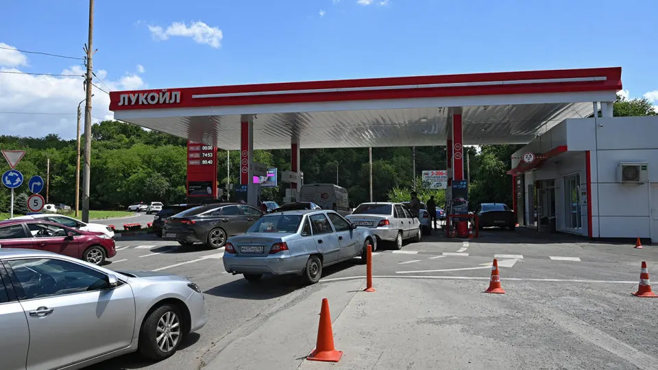 Цена белорусского АИ‑92 для поставок в Россию за неделю выросла на 6% и почти вдвое с начала мая; дефицит топлива связан с повреждениями НПЗ, ограниченными мощностями и логистическими проблемами.