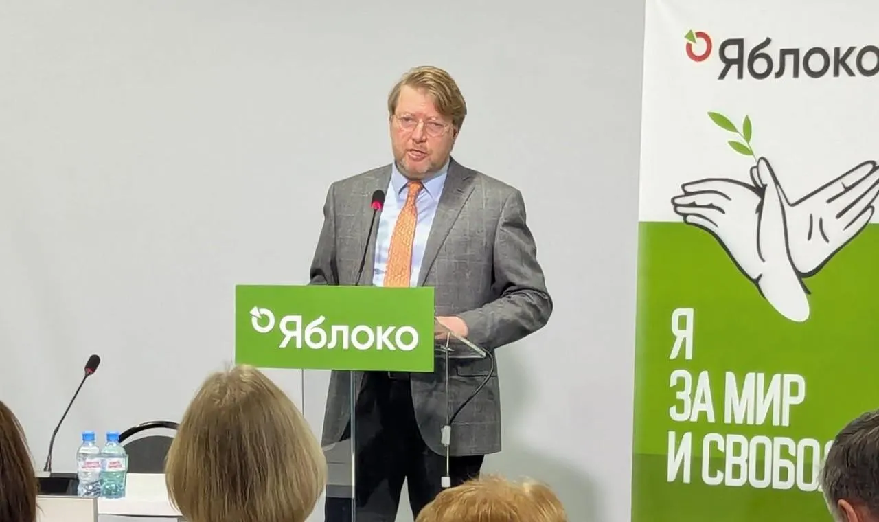 Верховный суд оставил в силе решение о штрафе в отношении председателя «Яблока» Николая Рыбакова за публикацию фотографии Алексея Навального; партия намерена обжаловать постановление в Конституционном суде.