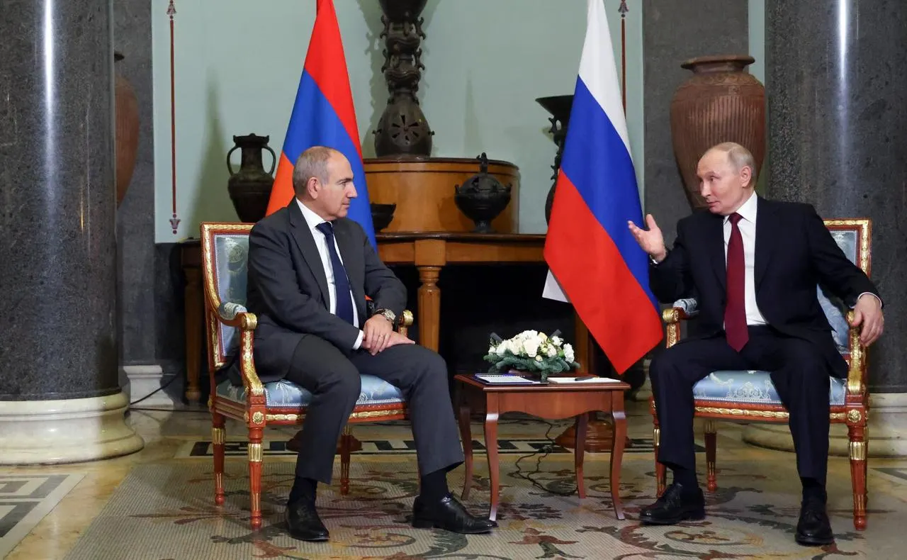 Премьер-министр Армении Никол Пашинян заявил, что если запрет на ввоз армянских товаров не будет отменён, это может привести к распаду Евразийского экономического союза. Он обратился к российскому лидеру с просьбой принять меры и подчеркнул необходимость поиска альтернатив для Армении.