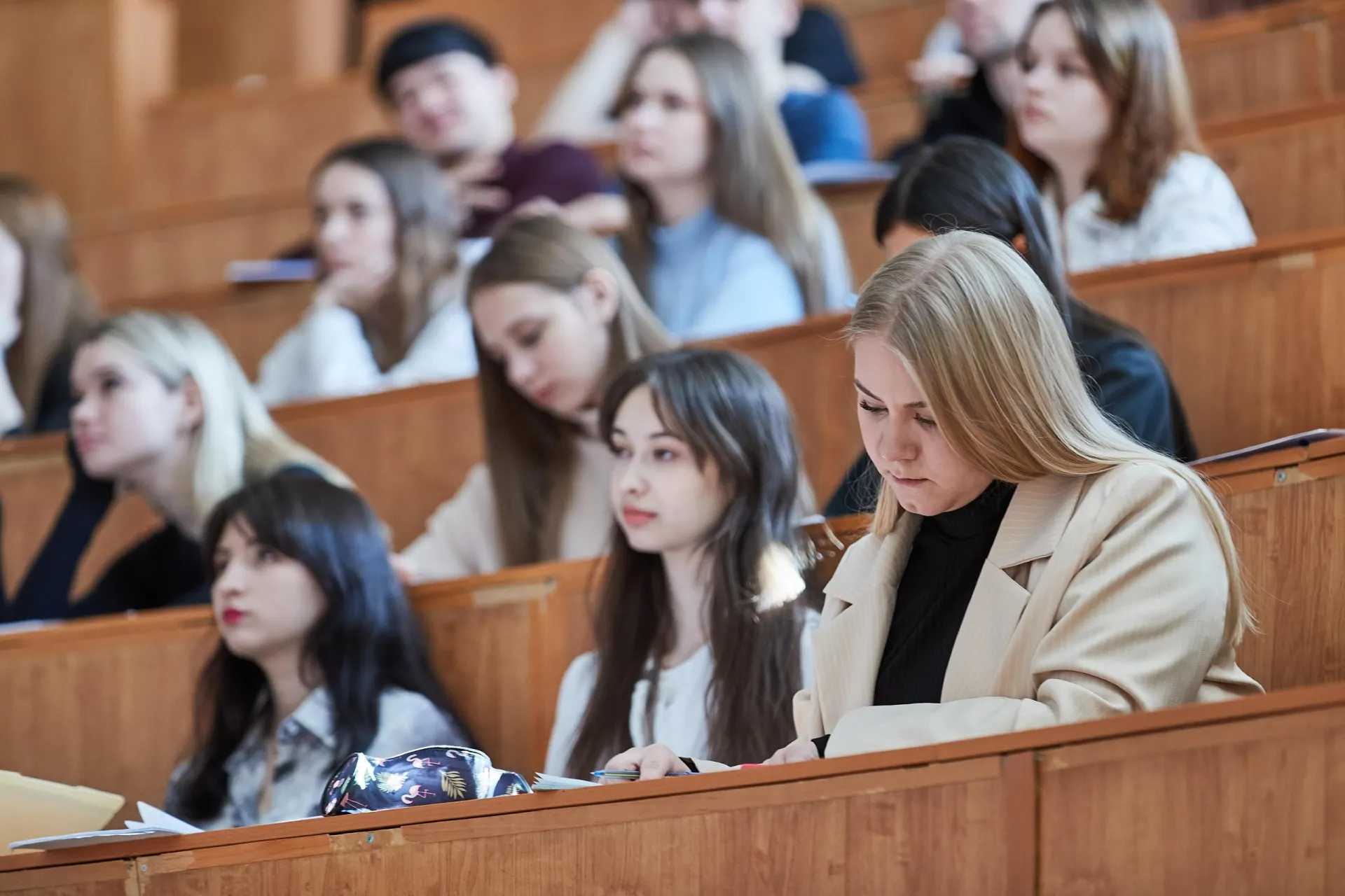 По новому порядку студентов по целевым контрактам теперь могут отчислить в любой момент; вместо штрафов введены компенсации, что повышает финансовые и академические риски для обучающихся.