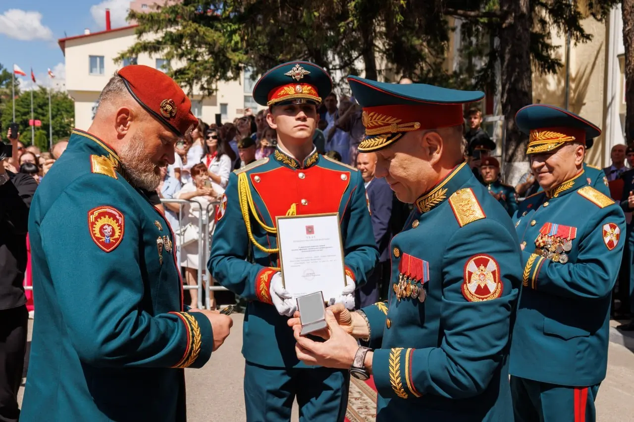 Начальнику Саратовского института войск национальной гвардии Александру Белоглазову присвоено воинское звание генерал‑лейтенанта. Погоны и удостоверение вручил заместитель директора Росгвардии Анатолий Маликов.