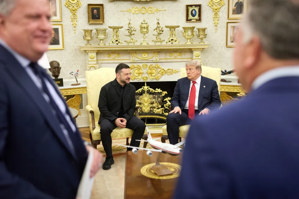 Встреча Владимира Зеленского с Дональдом Трампом в Белом доме длилась чуть больше часа: Киев попросил экстренный пакет ракет для систем Patriot, Трамп пообещал попытаться помочь, а сенат США поддержал законопроект о пошлинах на покупку российских энергоносителей.