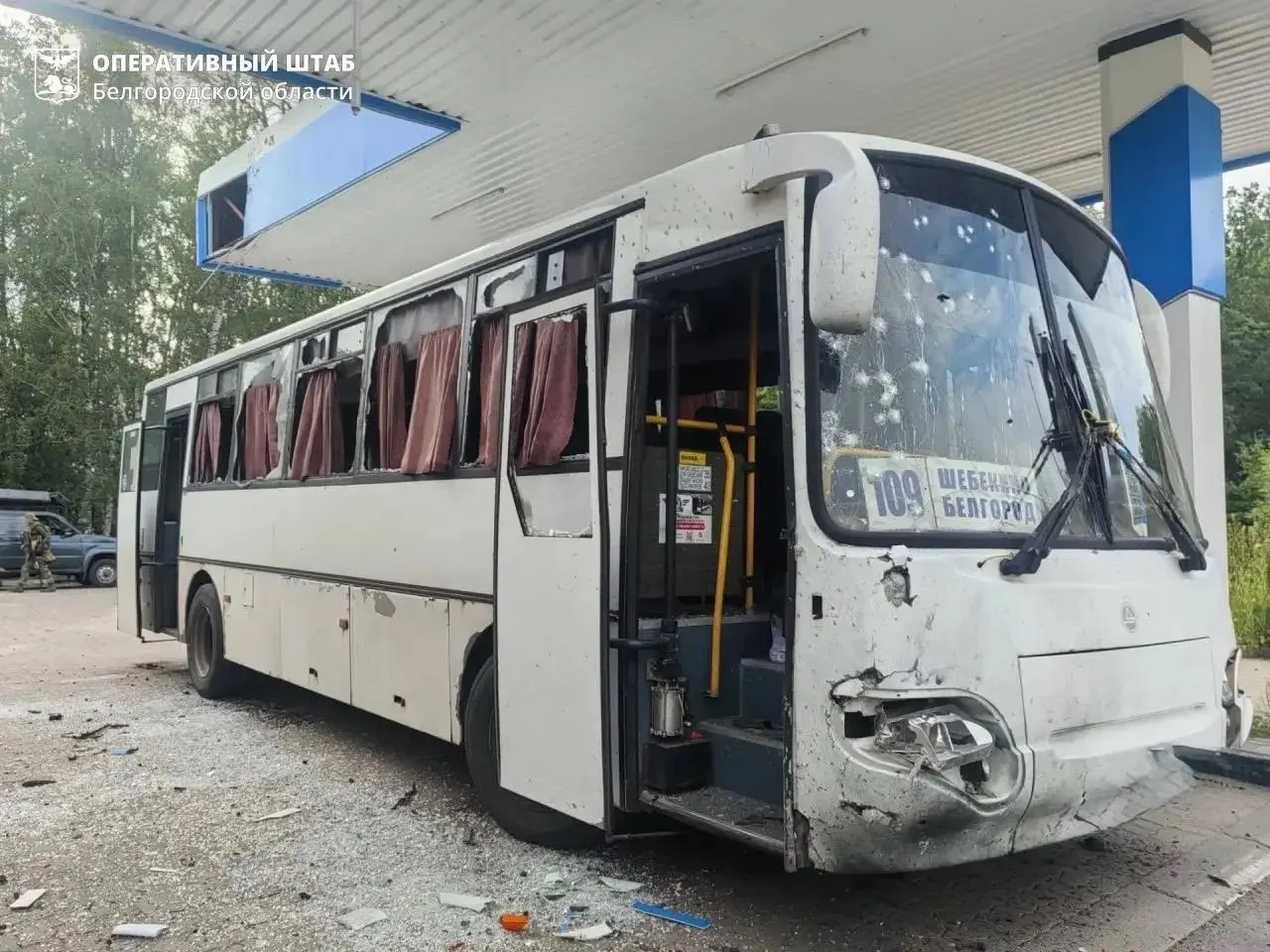 В Шебекино при атаке беспилотника пострадали 19 мирных жителей: 18 доставлены в районную больницу, 15 получили осколочные ранения, трое — баротравмы; также повреждены несколько транспортных средств.