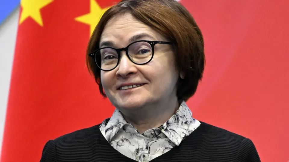 Центробанк заявил о готовности инфраструктуры для цифрового рубля с 1 сентября: операции должны будут проводить 12 системно значимых банков, список участников не раскрыт. Пока граждане с осторожностью относятся к новой форме денег, а отдельные функции, например офлайн‑расчёты, ещё не реализованы.
