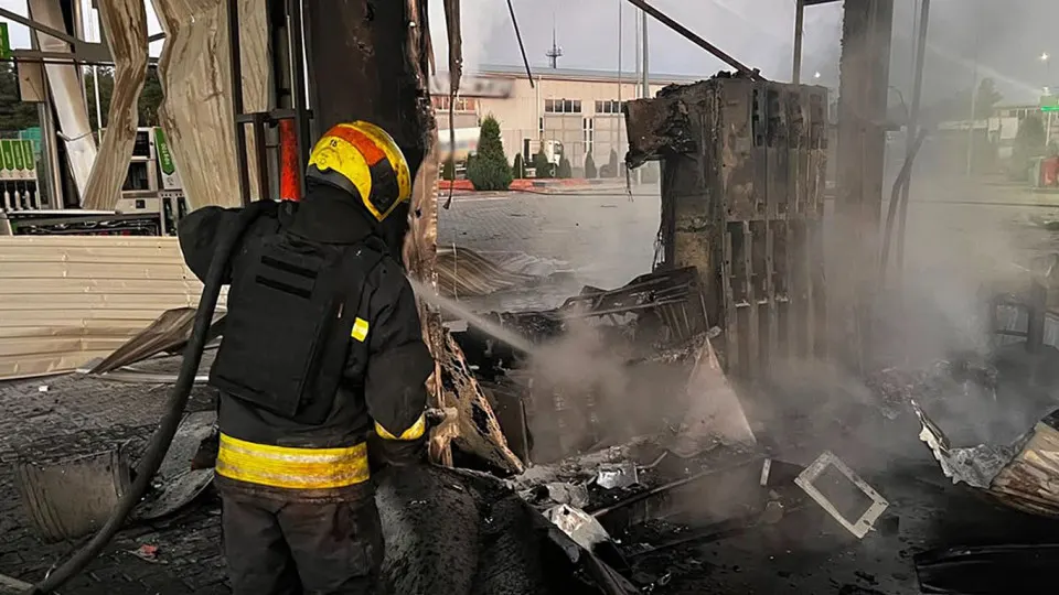 Ночью по Днепропетровской области нанесли удары беспилотниками: повреждены пять АЗС, есть погибшая и раненые. Это совпало с острым дефицитом топлива в России — производство бензина сократилось примерно на четверть, введены лимиты и растут цены; власти начали экстренный импорт топлива.
