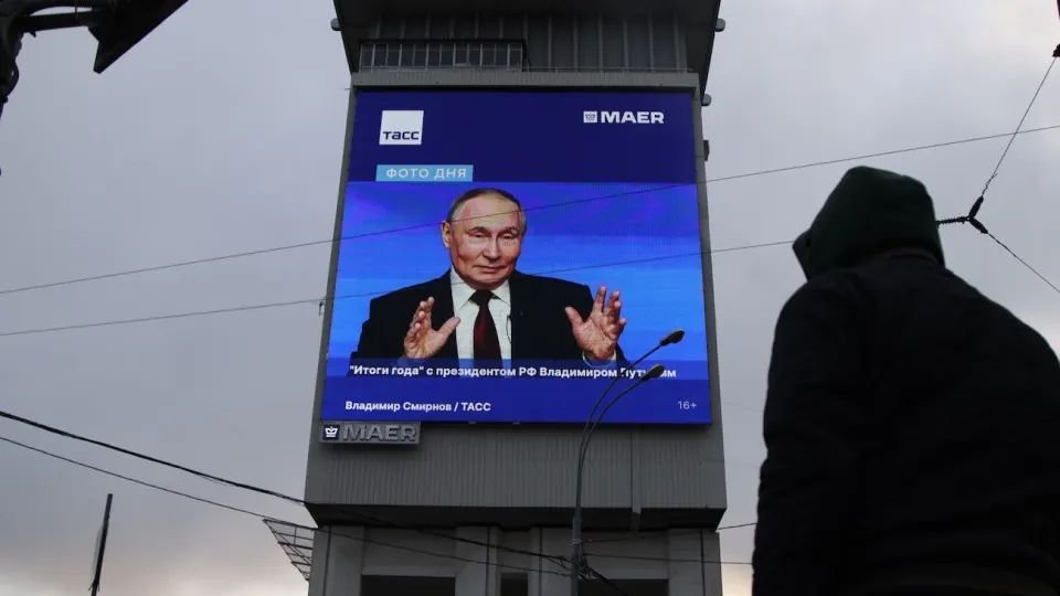 Минэкономразвития оценивает рост ВВП в первом полугодии в 0,3% — ускорение в июне не компенсировало спада в начале года. Гражданские отрасли сокращаются, военный сектор замедляется, а прогнозы на год остаются невысокими.