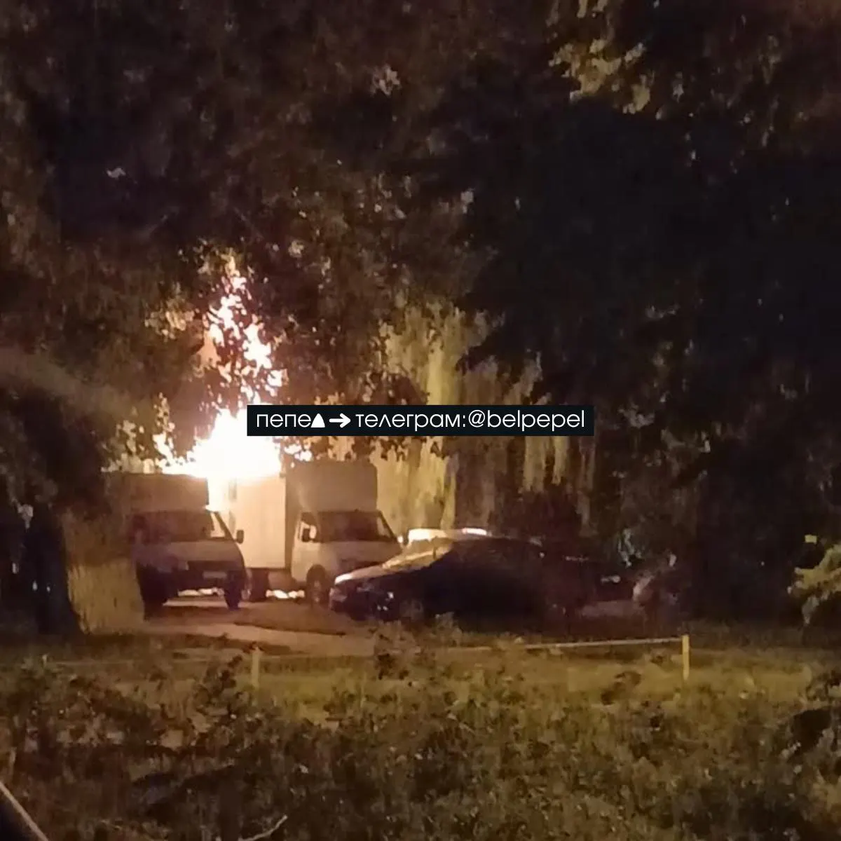 Беспилотник атаковал автомобиль «Газель» во дворе многоквартирного дома на улице Победы, 69, в Белгороде.