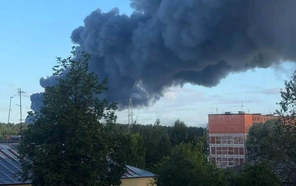 Несколько регионов Северо-Запада и Центрального федерального округа столкнулись с атаками беспилотников: на складах произошли возгорания, есть погибшие и раненые, ситуация контролируется силами чрезвычайного ведомств.
