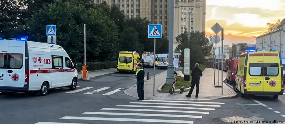 Взрыв у ресторана в центре Москвы привёл к гибели нескольких человек. Следствие рассматривает версию о целенаправленной атаке на главнокомандующего ВКС Александра Чайко; официальные проверки и экспертизы продолжаются.