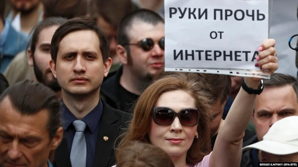 Власти расширили блокировку VPN и ограничили доступ к сервисам обхода блокировок; эксперты предупреждают о возможных сбоях и повторных блокировках.