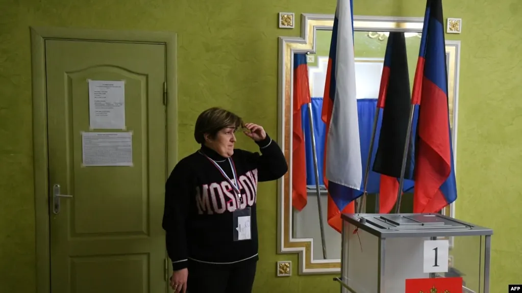 Сообщается о принудительной регистрации в системах ДЭГ, смене избирательного участка и голосовании за определённых кандидатов, а также о выдаче QR-кодов бюджетуникам.