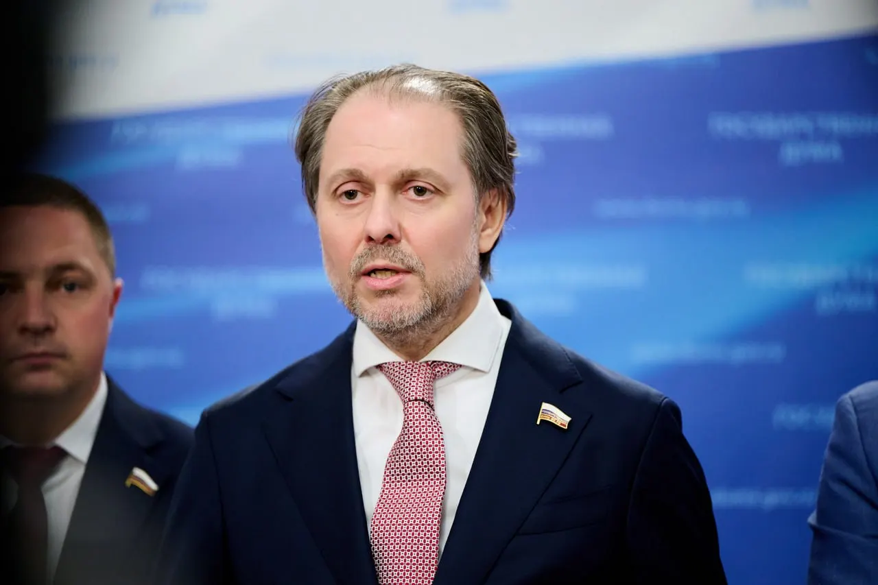 Депутат от ЛДПР Владимир Сысоев возглавил комитет по охране здоровья, сменив Сергея Леонова. У нового руководителя нет профильного медицинского образования; он экономист и юрист.