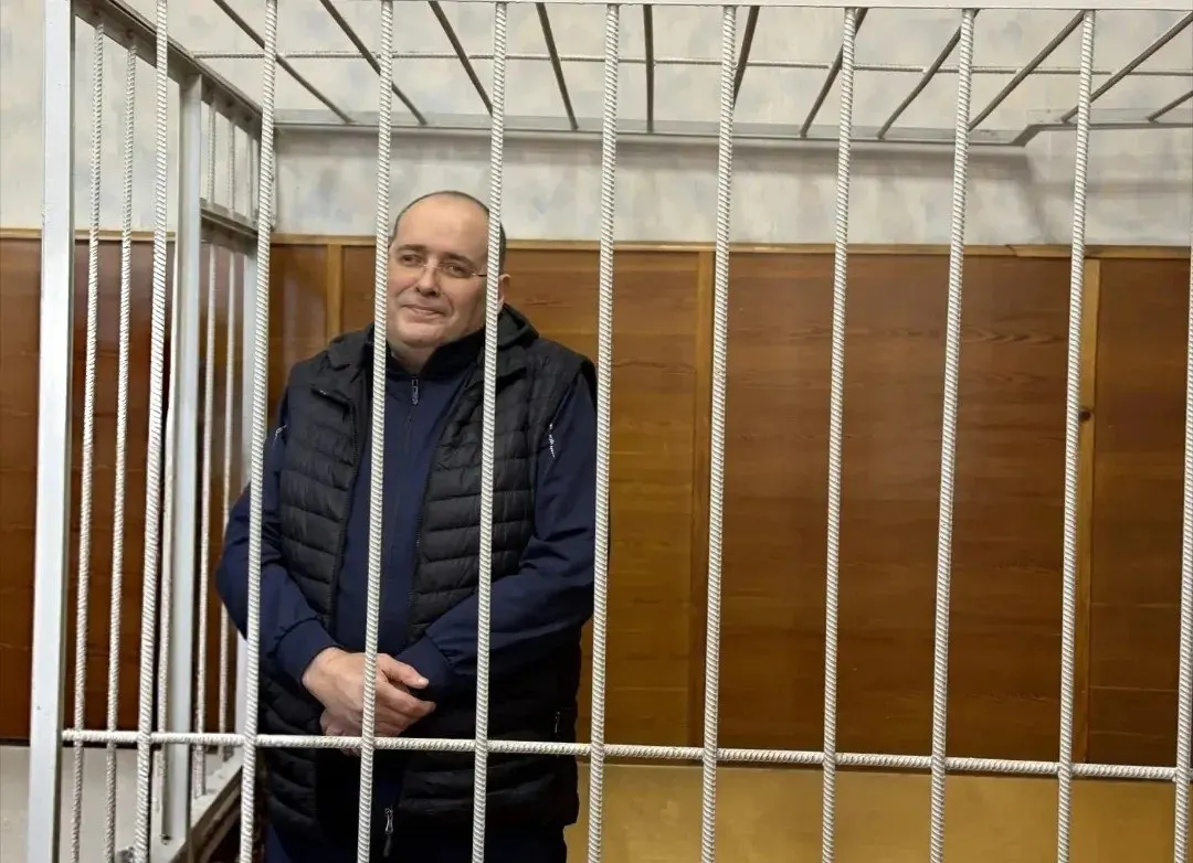 Экс-чиновник признан виновным во взятках; суд вынес 14 лет колонии и штрафы на десятки миллионов рублей. Общая сумма взяток составила 4 410 000 рублей, из них лично он получил не менее 2,7 млн рублей, общий штраф — около 17 млн рублей.