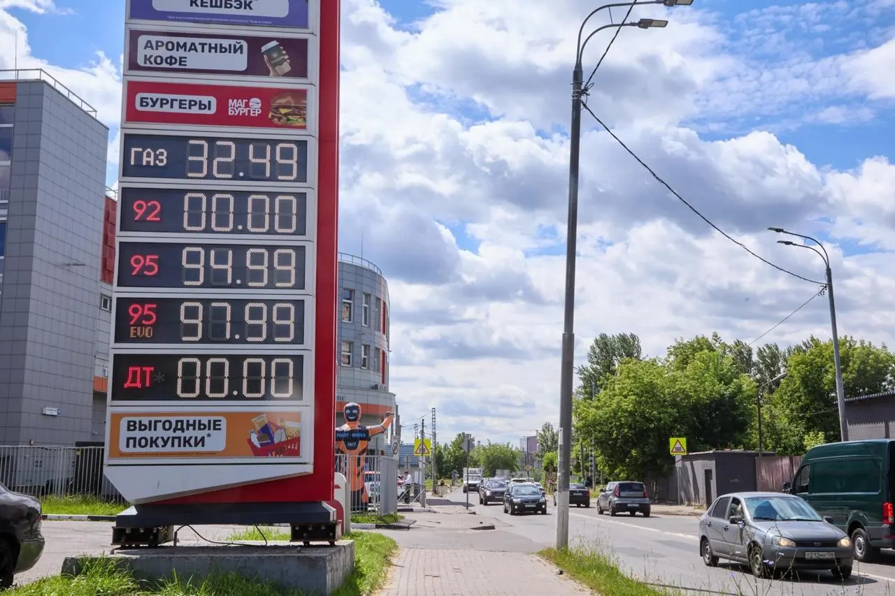 С начала топливного кризиса регулятор фиксирует рост числа дел и предупреждений по розничному обороту топлива; пример региона Калмыкия иллюстрирует значительное удорожание бензина.