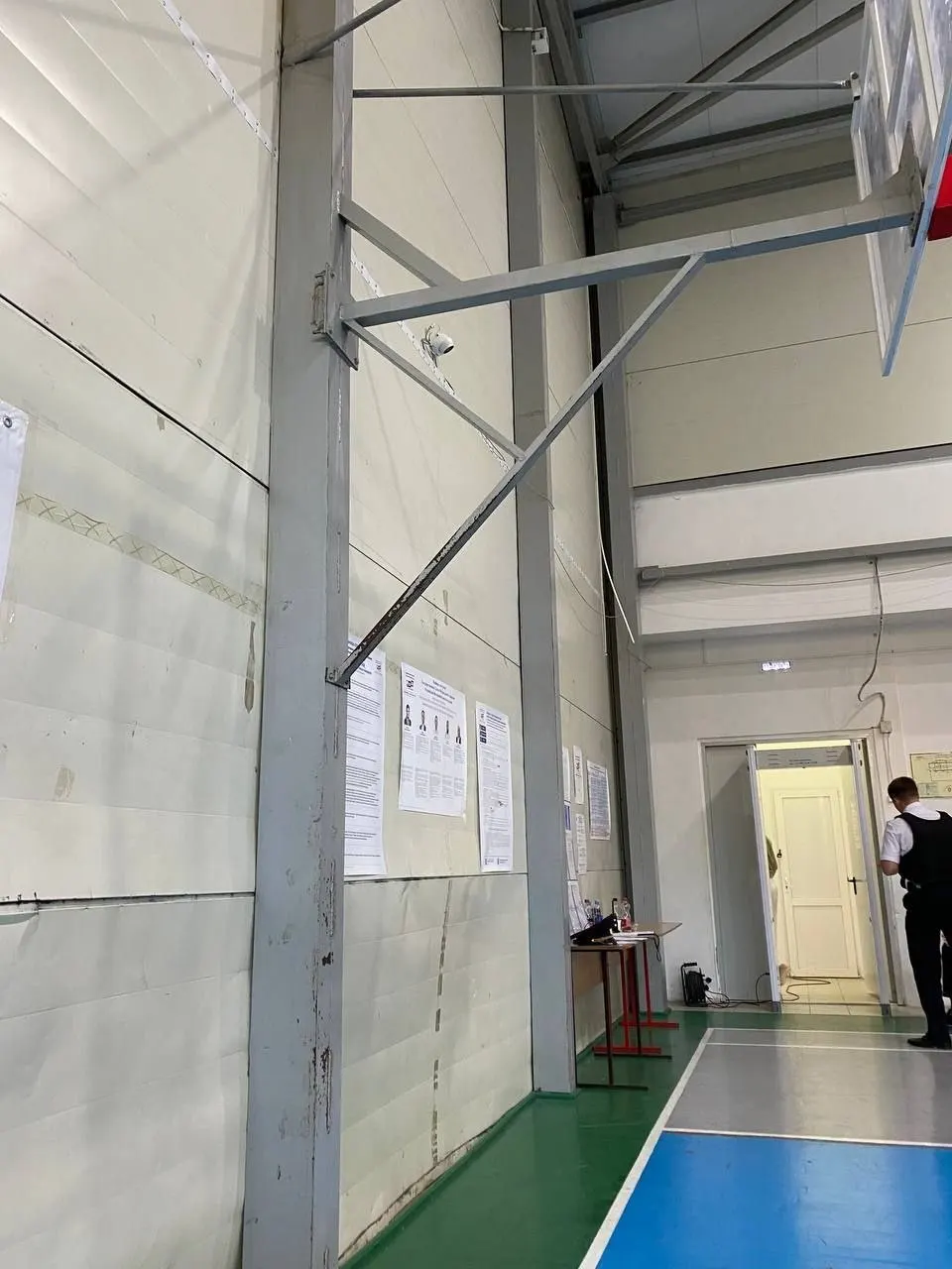 Во второй день трёхдневного голосования фиксируются случаи агитации в день тишины, ограничения процедур и нарушение доступа к сейф-пакетам на участках по всей стране.
